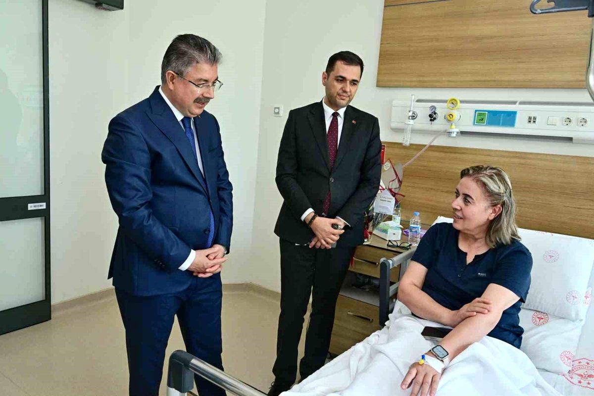 Eskişehir Valisi Yılmaz, şehit kardeşi Sibel Kanlı'yı hastan