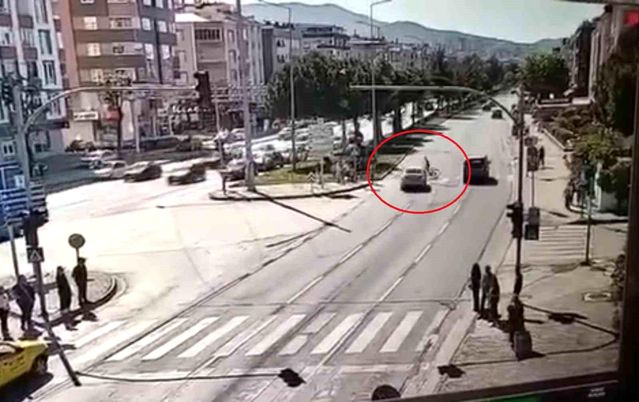 12 yaşındaki çocuğun hayatını kaybettiği feci kaza kamerada: