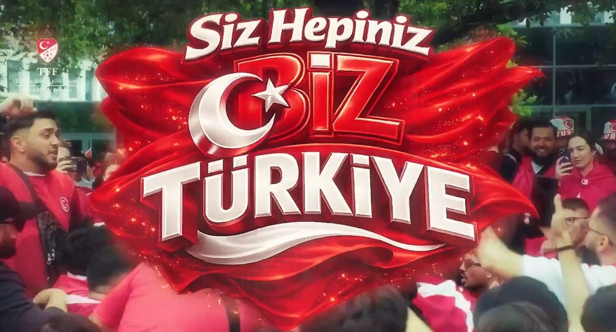AK Parti'nin A Milli Futbol Takımı için hazırladığı 'Siz Hepiniz Biz Türkiye' şarkısının klibinden bir görüntü.