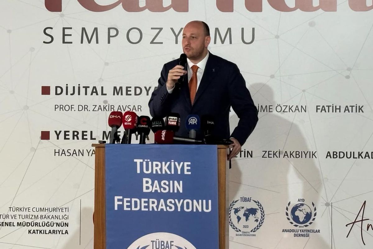 AK Parti Genel Başkan Yardımcısı Ahmet Büyükgümüş konuşma yaparken