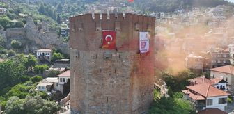 Alanya'da JAK timi, tarihi Kızılkule'de Türk bayrağı açtı