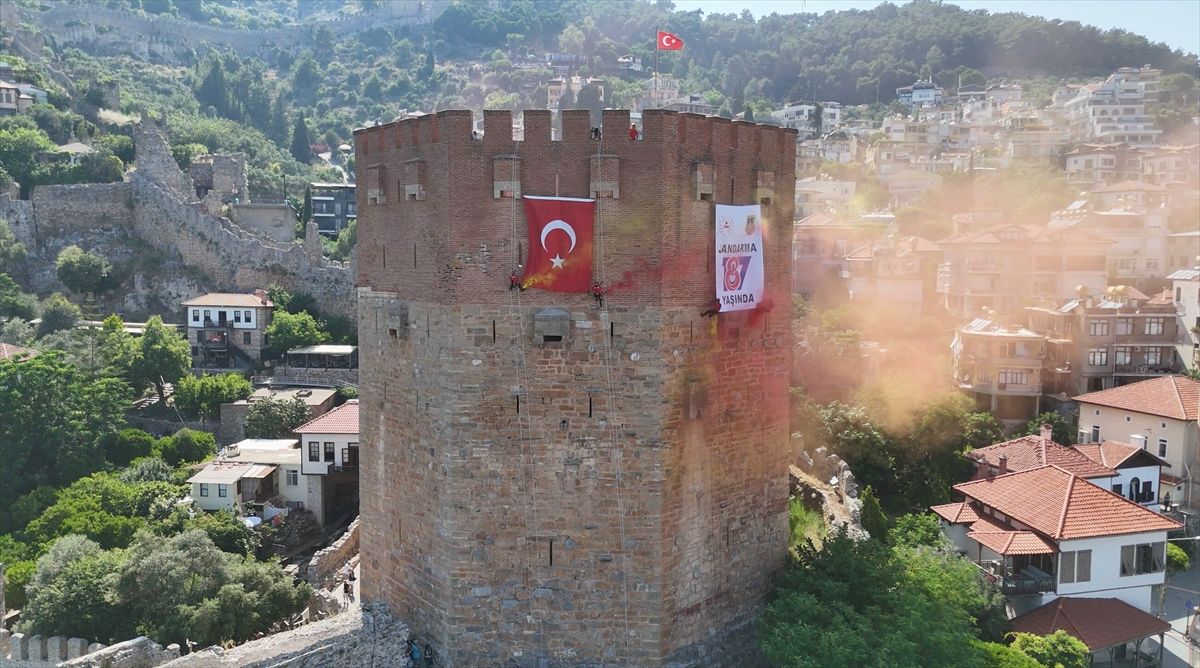 Alanya'da JAK timi, tarihi Kızılkule'de Türk bayrağı açtı