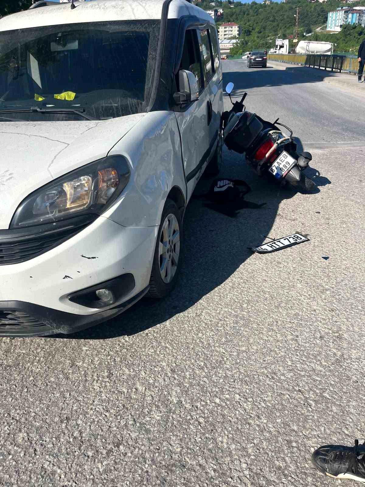 Alaplı'da zincirleme kaza; Motosikletteki 2 kişi yaralandı