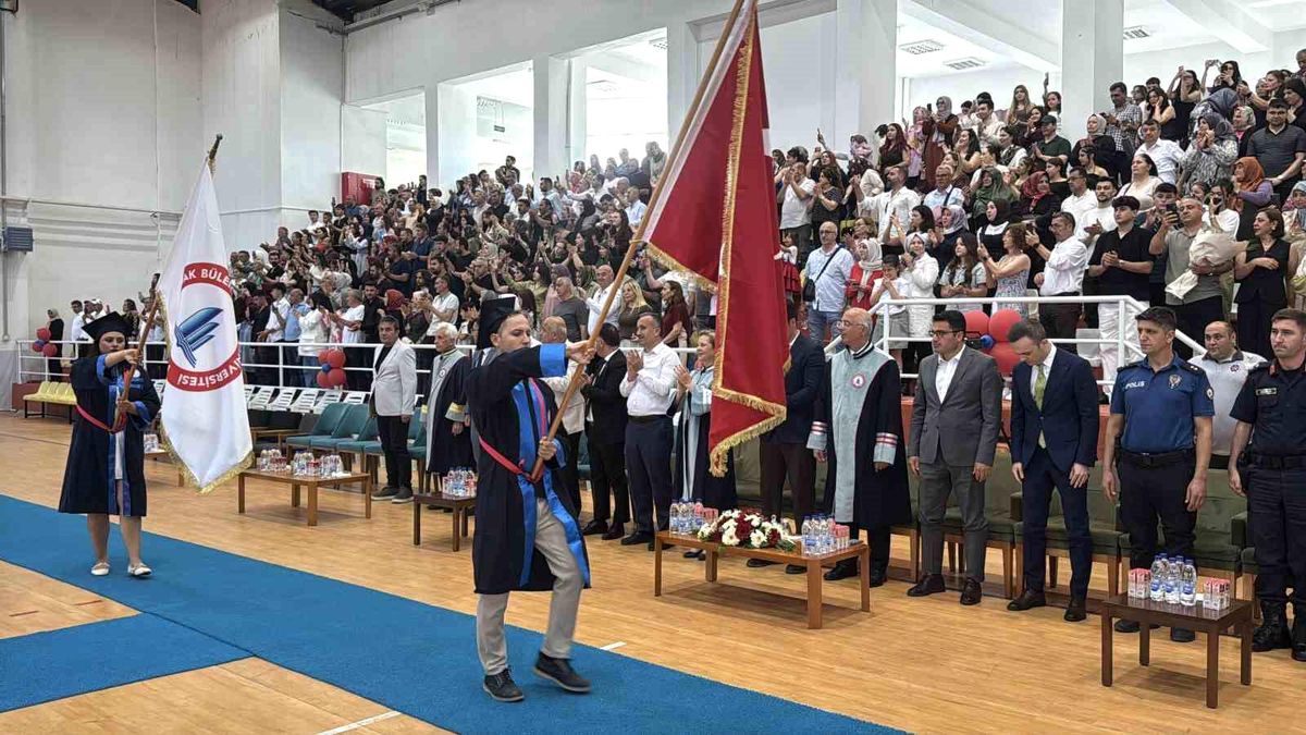 Alaplı Meslek Yüksek Okulu'nda mezuniyet sevinci
