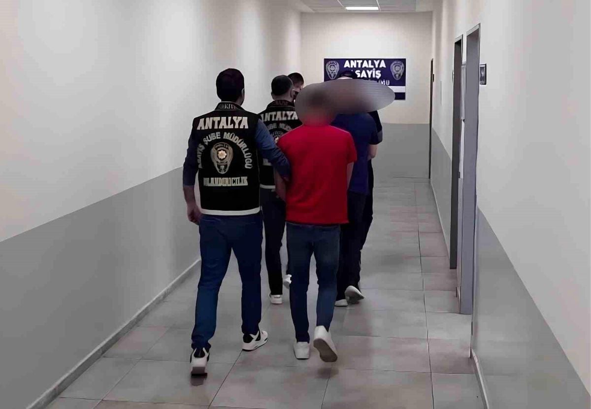 Antalya'da düzenlenen polis operasyonu sonrası adliyeye sevk edilen şüpheliler