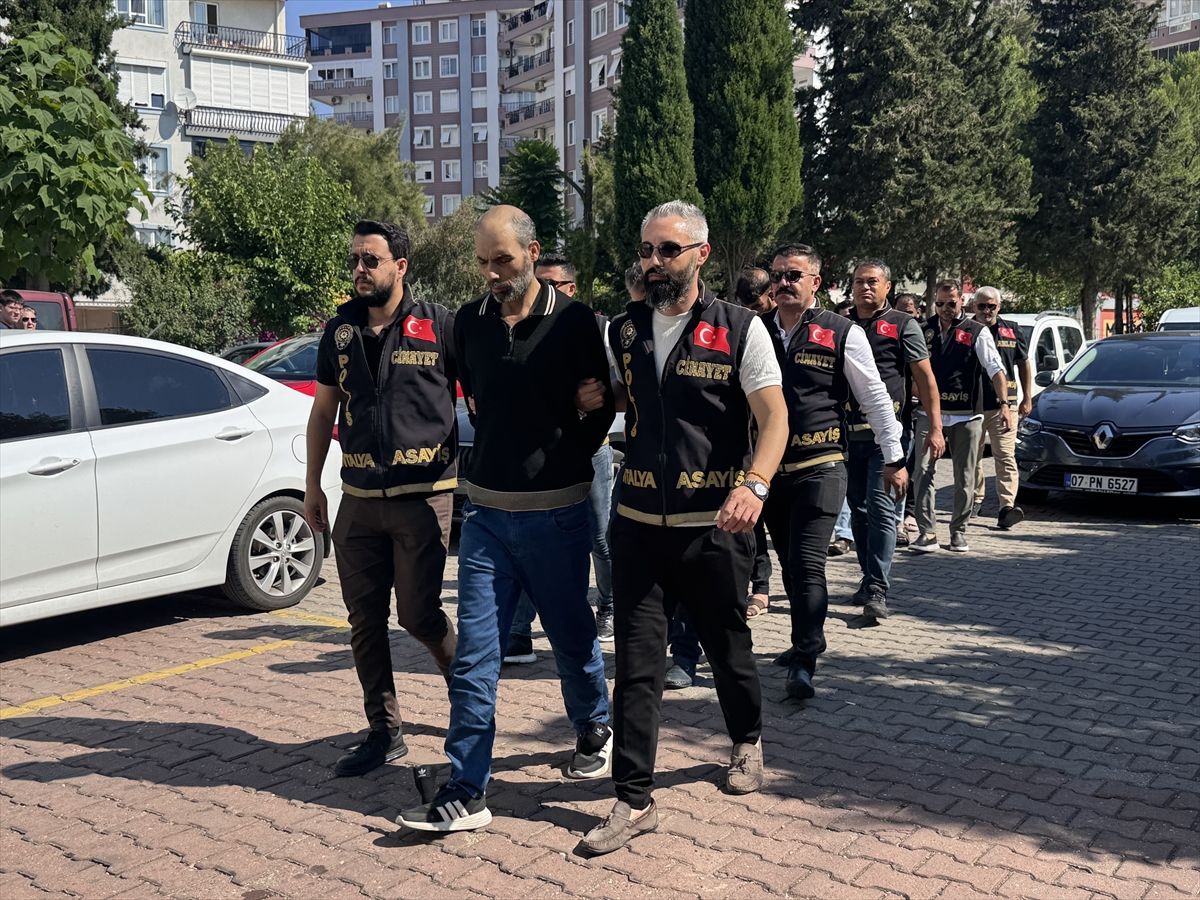 Antalya'da 12 yıllık faili meçhul cinayetin 5 zanlısı adliyeye sevk edildi