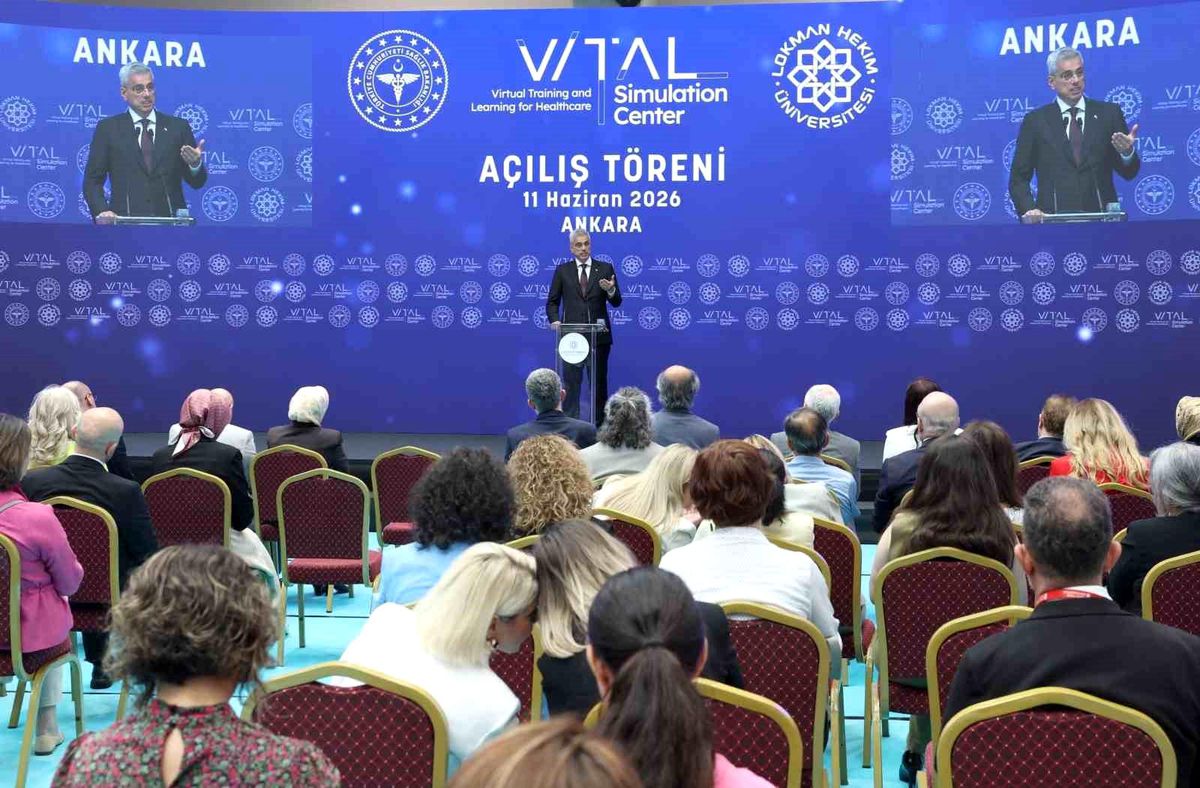Sağlık Bakanı Kemal Memişoğlu konuşma yaparken