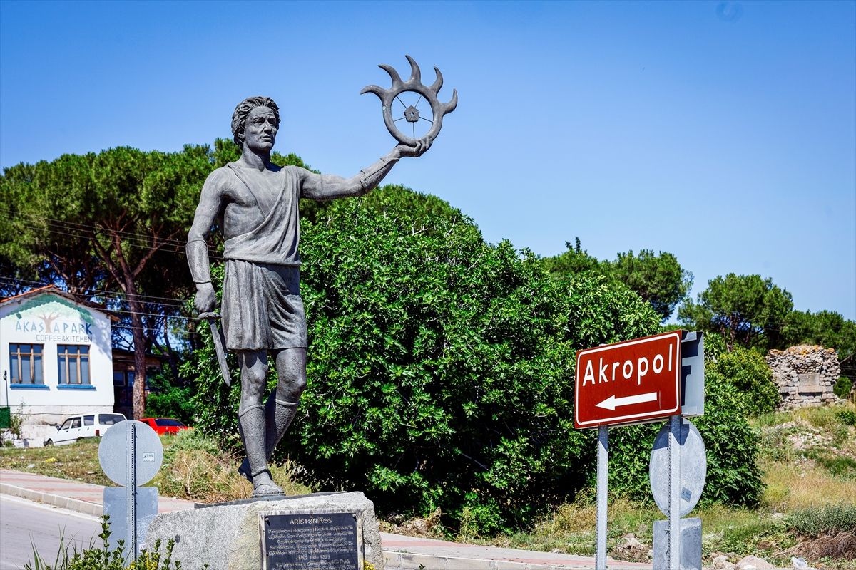 Bergama'daki Akropolis yapıları geçmiş ve bugünü aynı manzarada buluşturuyor