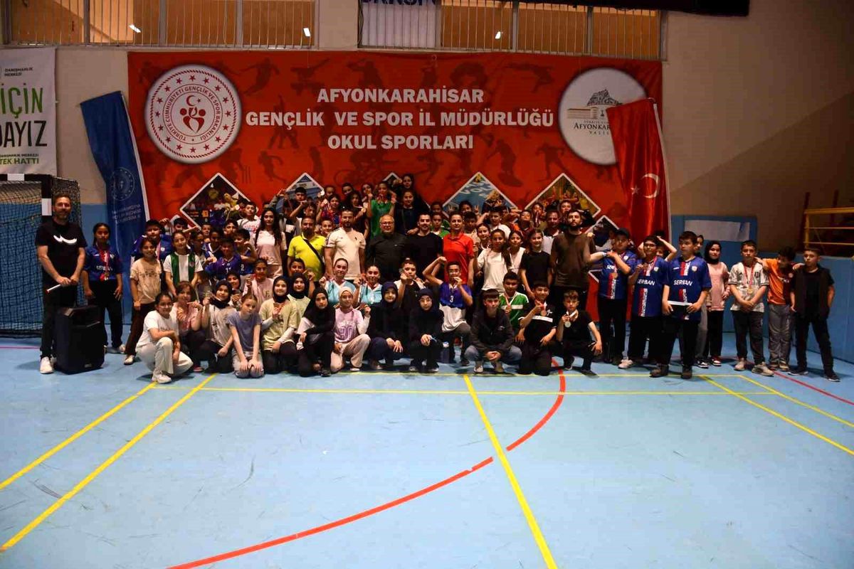 Afyonkarahisar'da düzenlenen bilek güreşi müsabakalarından genel görünüm