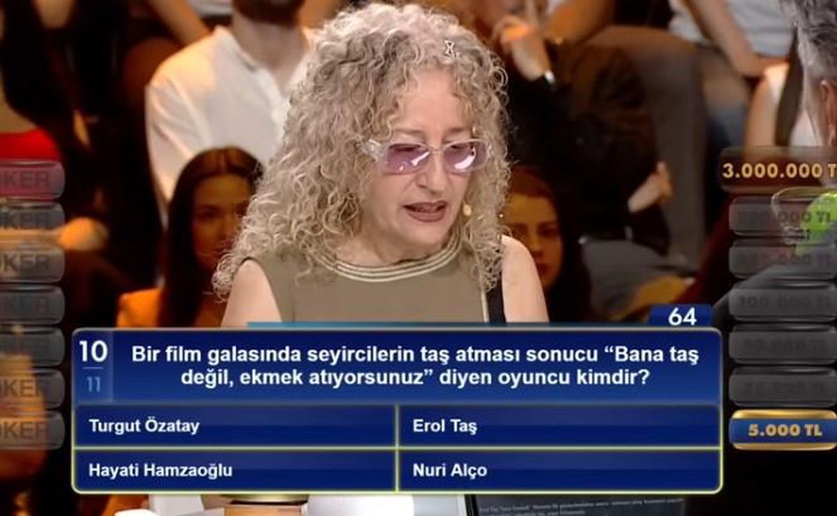 Beyaz'la Joker programının sunucusu Beyazıt Öztürk stüdyoda izleyicilere sesleniyor.