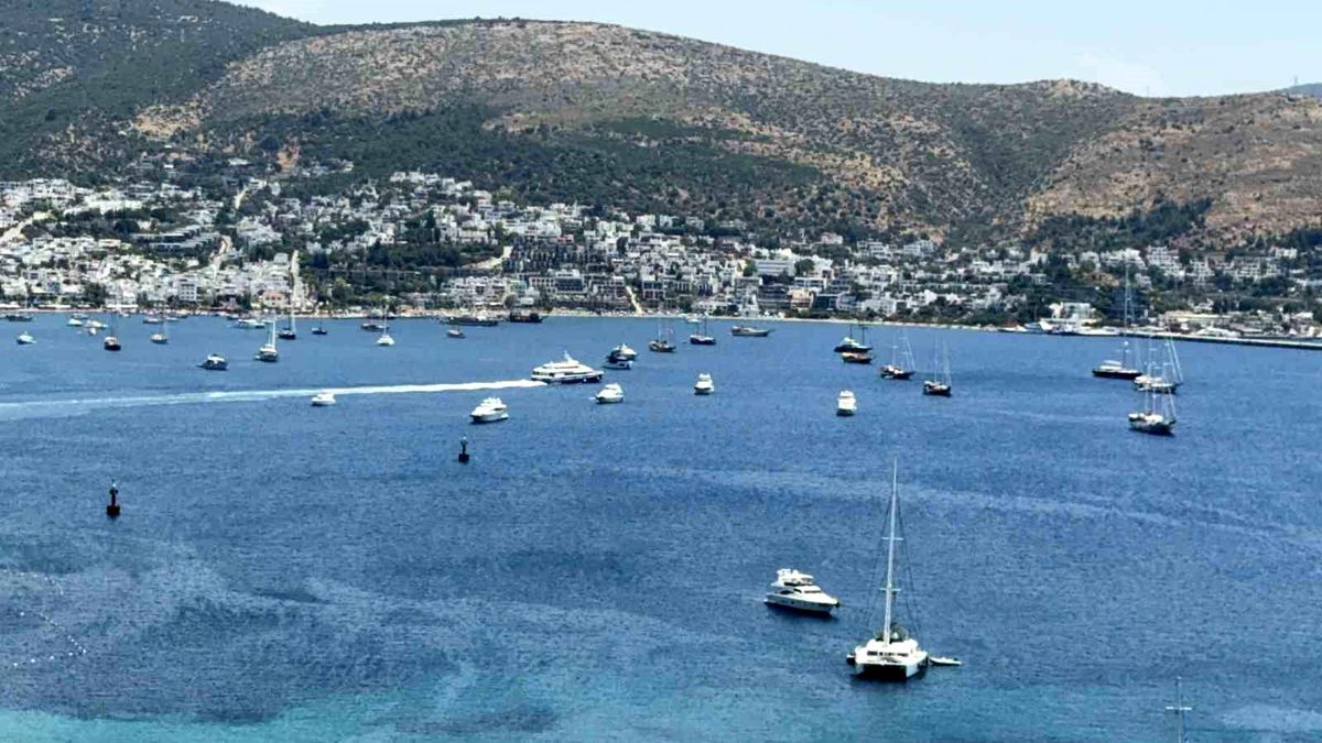 Bodrum koylarında yat kuşatması: Sezon açıldı, denizde yoğun