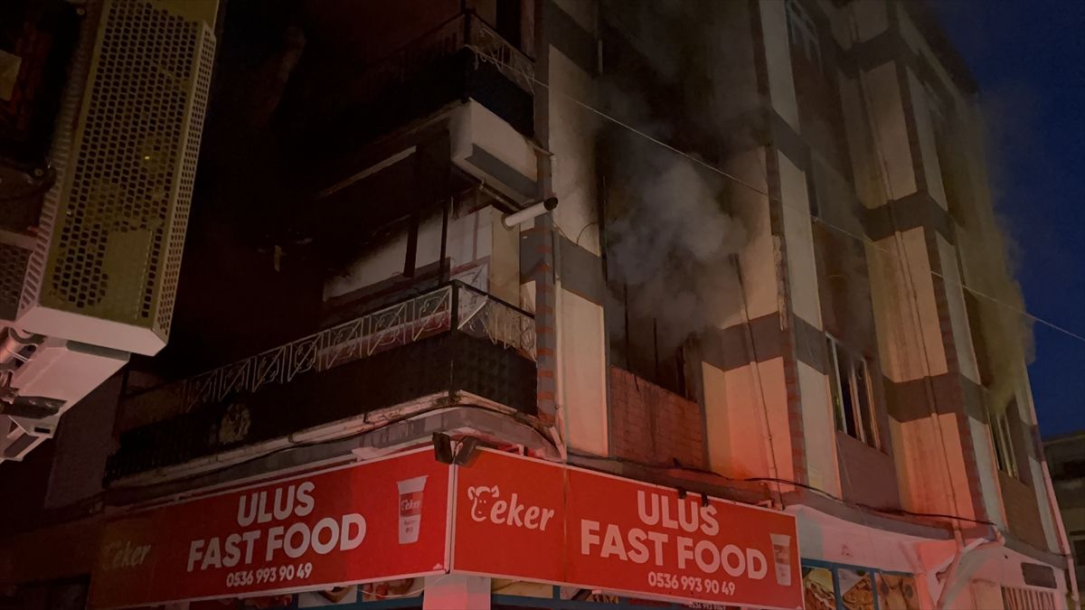 Bursa'da çıkan ev yangınında anne, baba ve 3 çocuğu dumandan