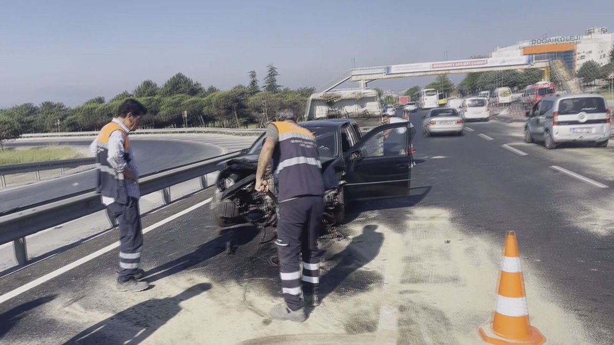 Büyükçekme'de 2 servis minibüsü ve bir otomobilin karıştığı 