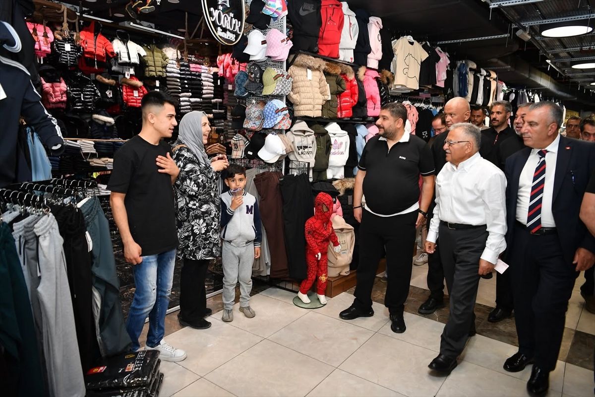 Büyükşehir Belediye Başkanı Büyükkılıç'tan Yeraltı Çarşısı'ndaki esnafa ziyaret