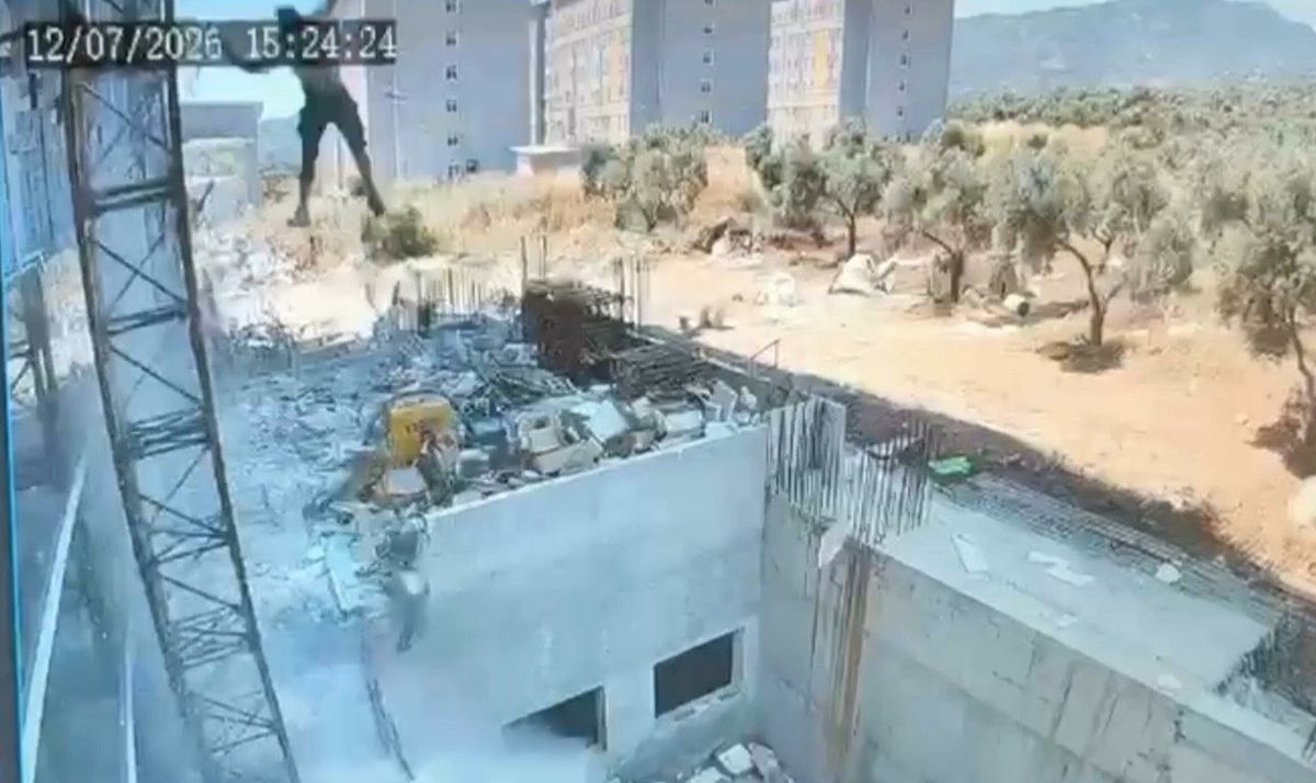 Çalıştığı inşaatta iskeleden düşen işçi ağır yaralandı; olay