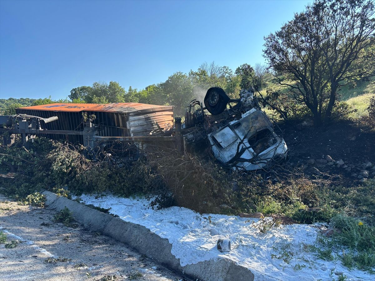 Çankırı'da devrilerek alev alan tırın sürücüsü yaralandı