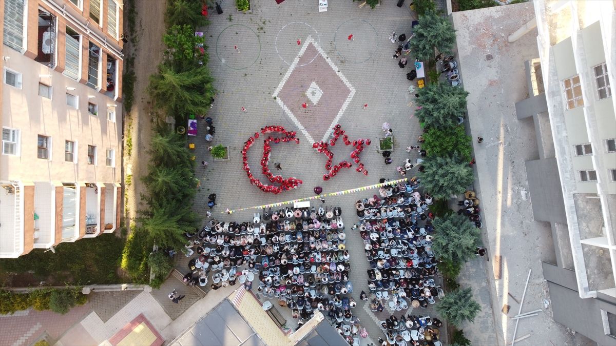 Çankırı'da minik öğrenciler 'ay yıldız' koreografisi yaptı