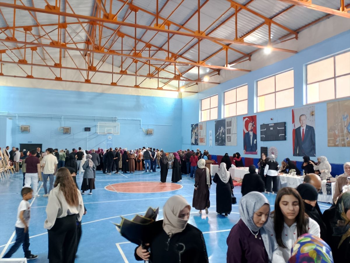 Çat'ta kursiyerlerin yıl sonu eserleri sergilendi
