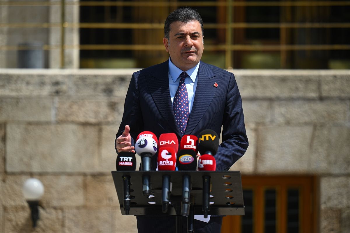 CHP'li Emre, 28 üyenin Parti Meclisi'nden istifa ettiğini açıkladı Açıklaması
