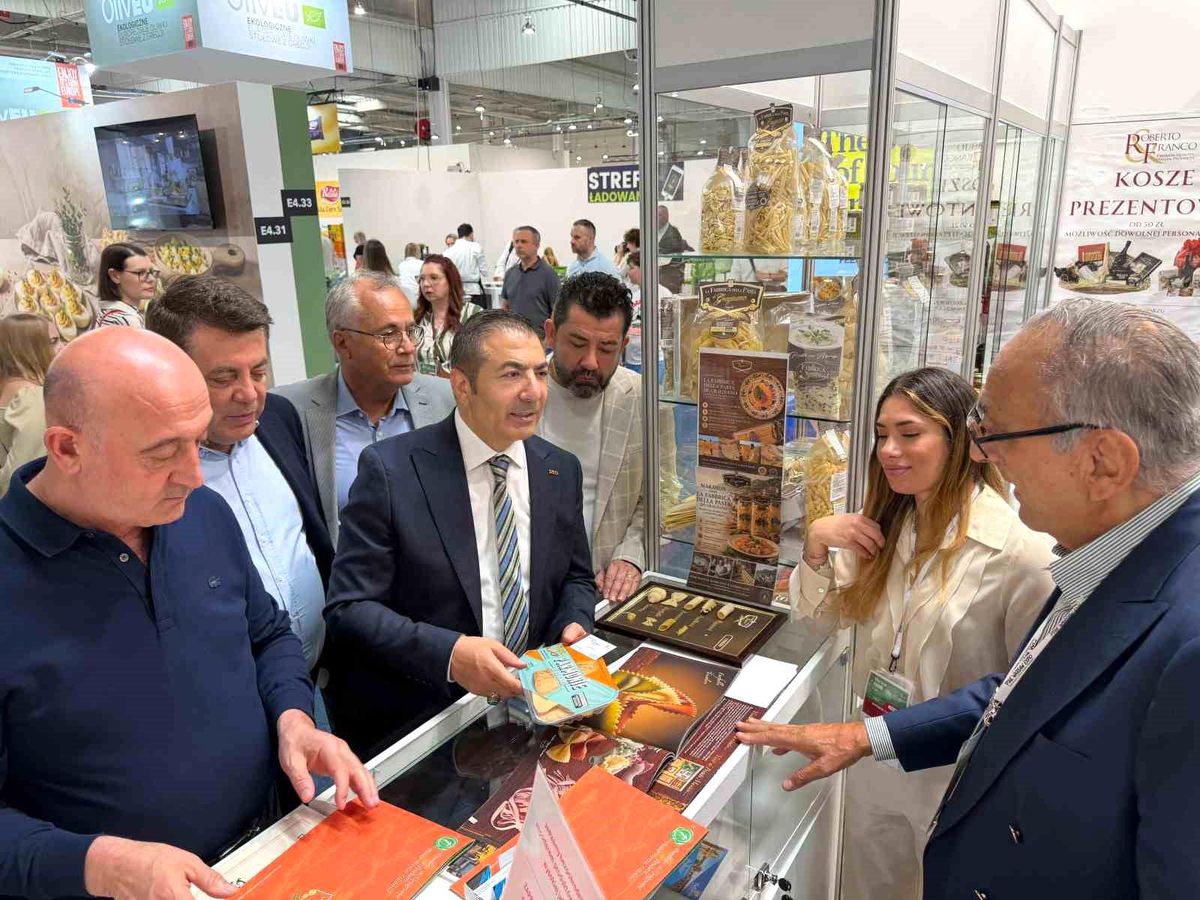 Denizli Ticaret Odası heyeti Polonya'daki gıda fuarında incelemelerde bulunuyor.