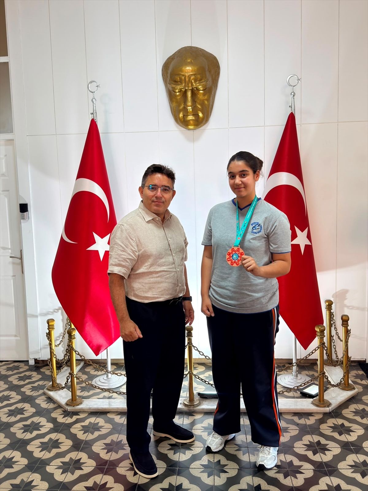 Dünya üçüncüsü kick boksçu Nilsu'dan Marmaris Kaymakamı Kaya'ya ziyaret