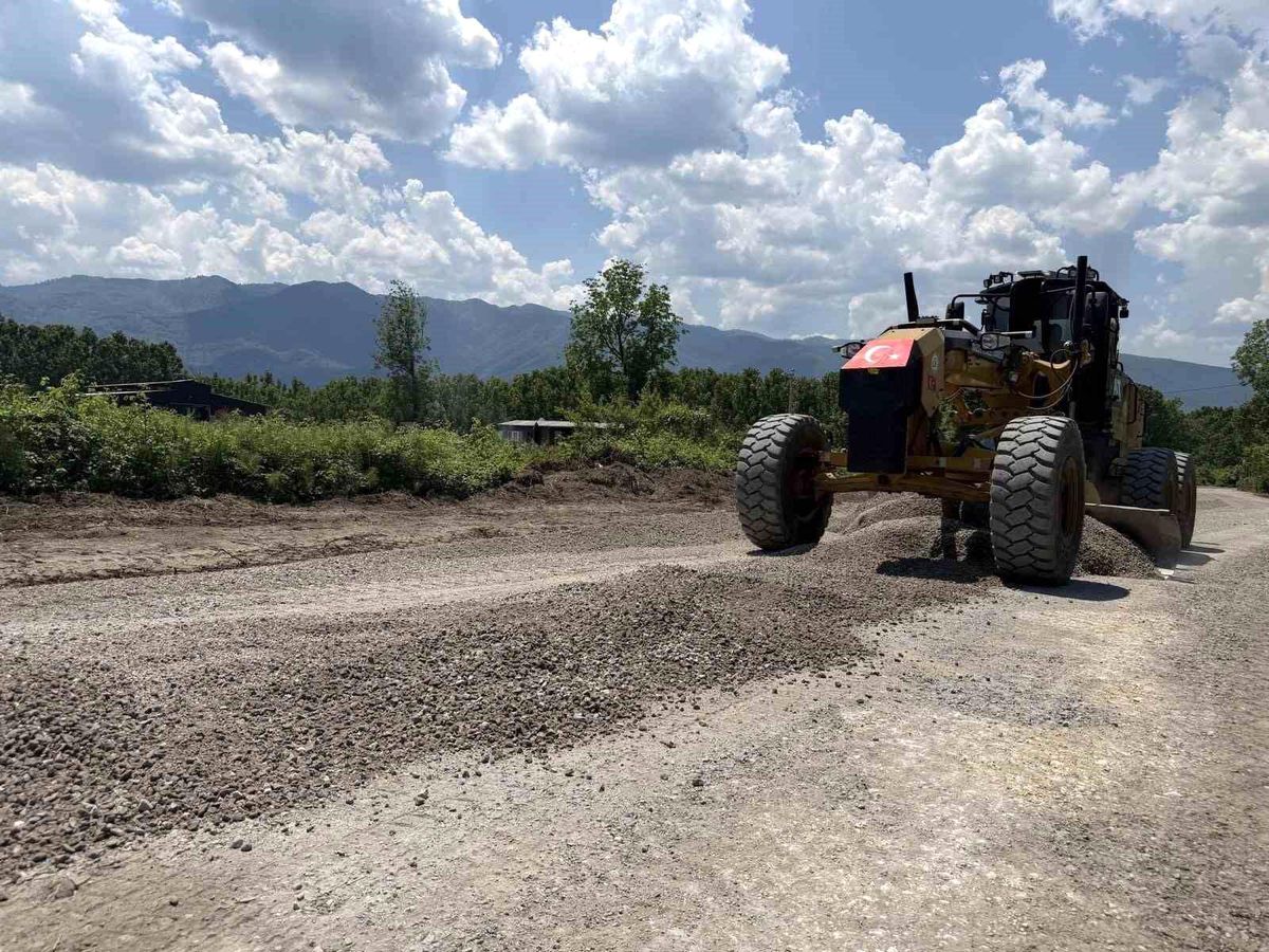 Duraklar köyünde yol çalışmaları sürüyor