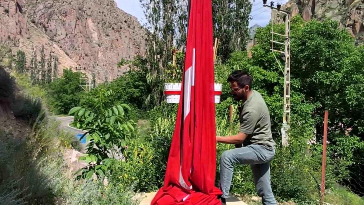 Düşen bayrağı onarıp yeniden göndere çektiler