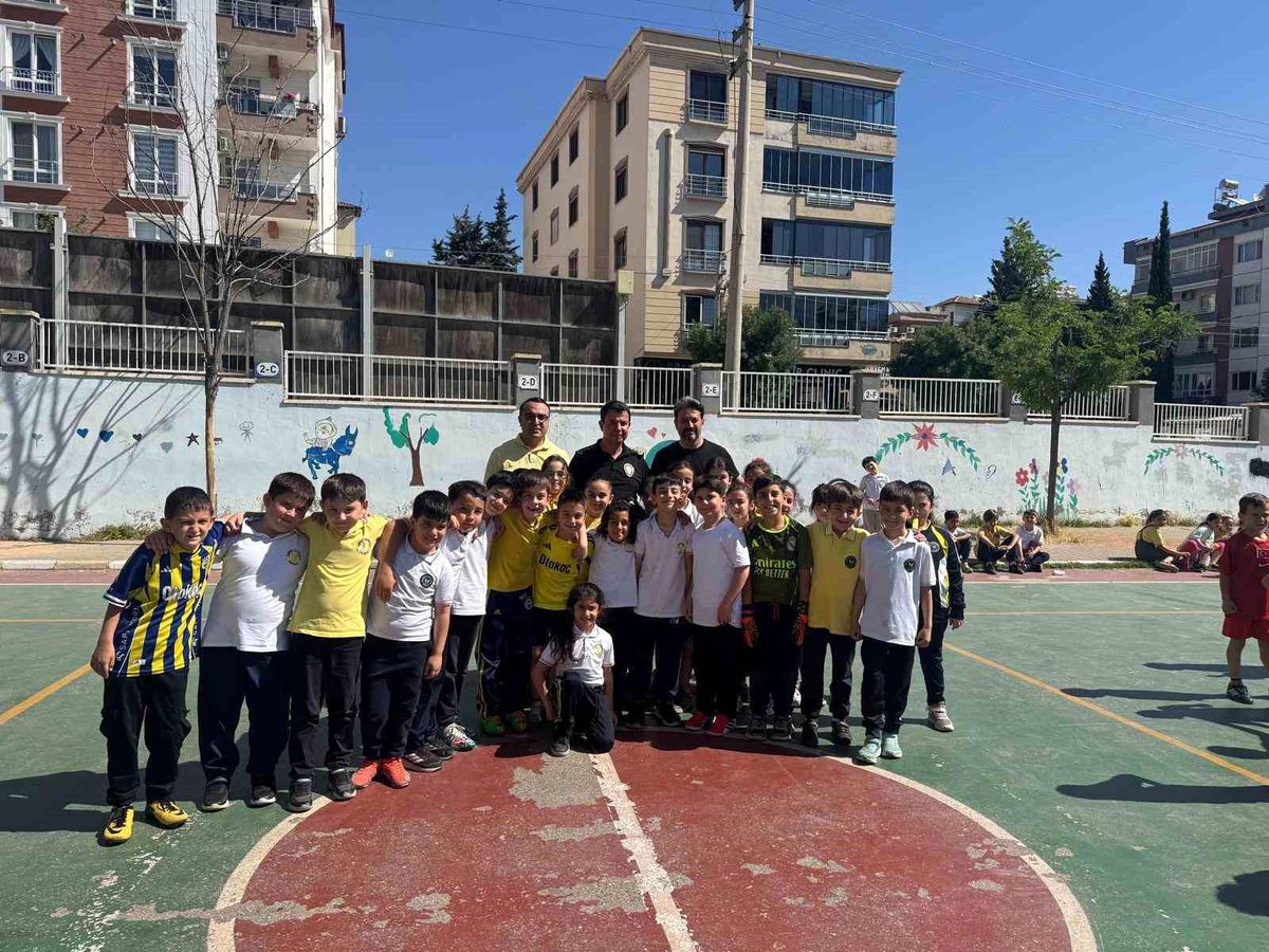 Gaziantep Emniyet Müdürü'nden Öğrencilere Anlamlı Ziyaret: Futbol Turnuvasına Katıldı, Gelecek Hedeflerine Işık Tutuldu