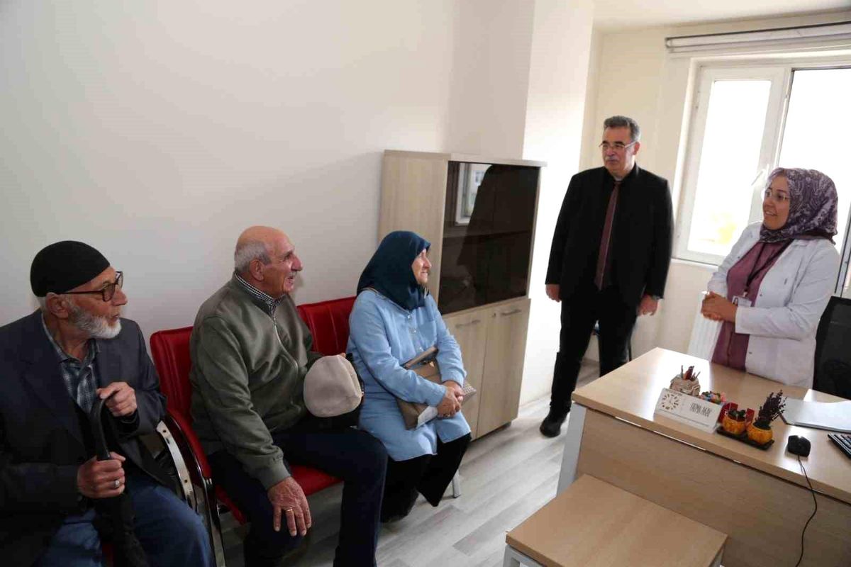 Erzurum'da asırlık çınarlara sağlıklı hayat merkezinde özel ilgi