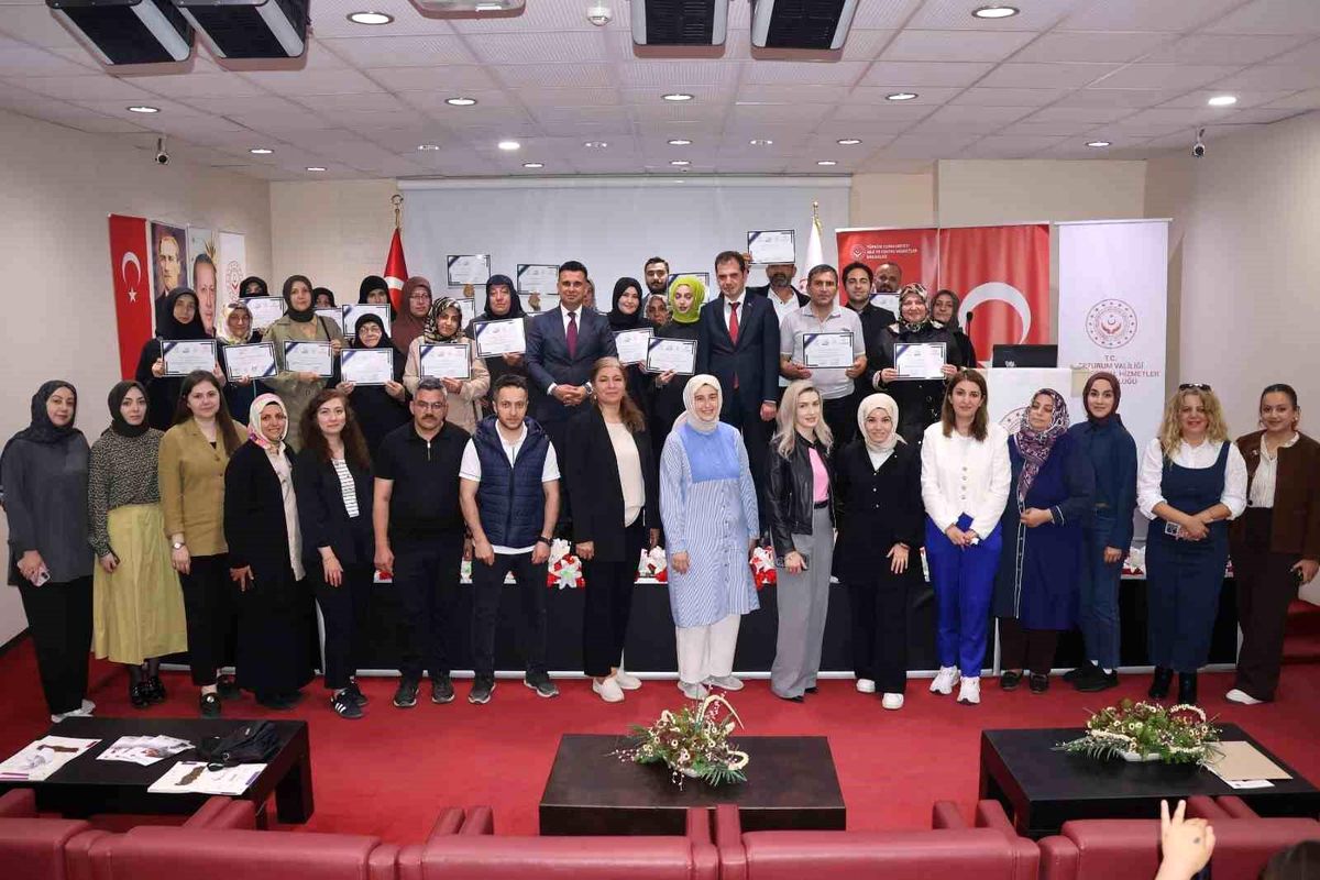 Erzurum'da düzenlenen aile eğitimi sertifika töreninden bir kare