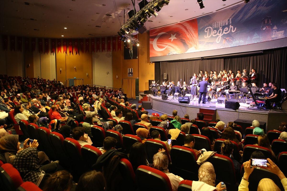 Erzurum'da öğretmenlerden oluşan Maarif Orkestrası ve Korosu