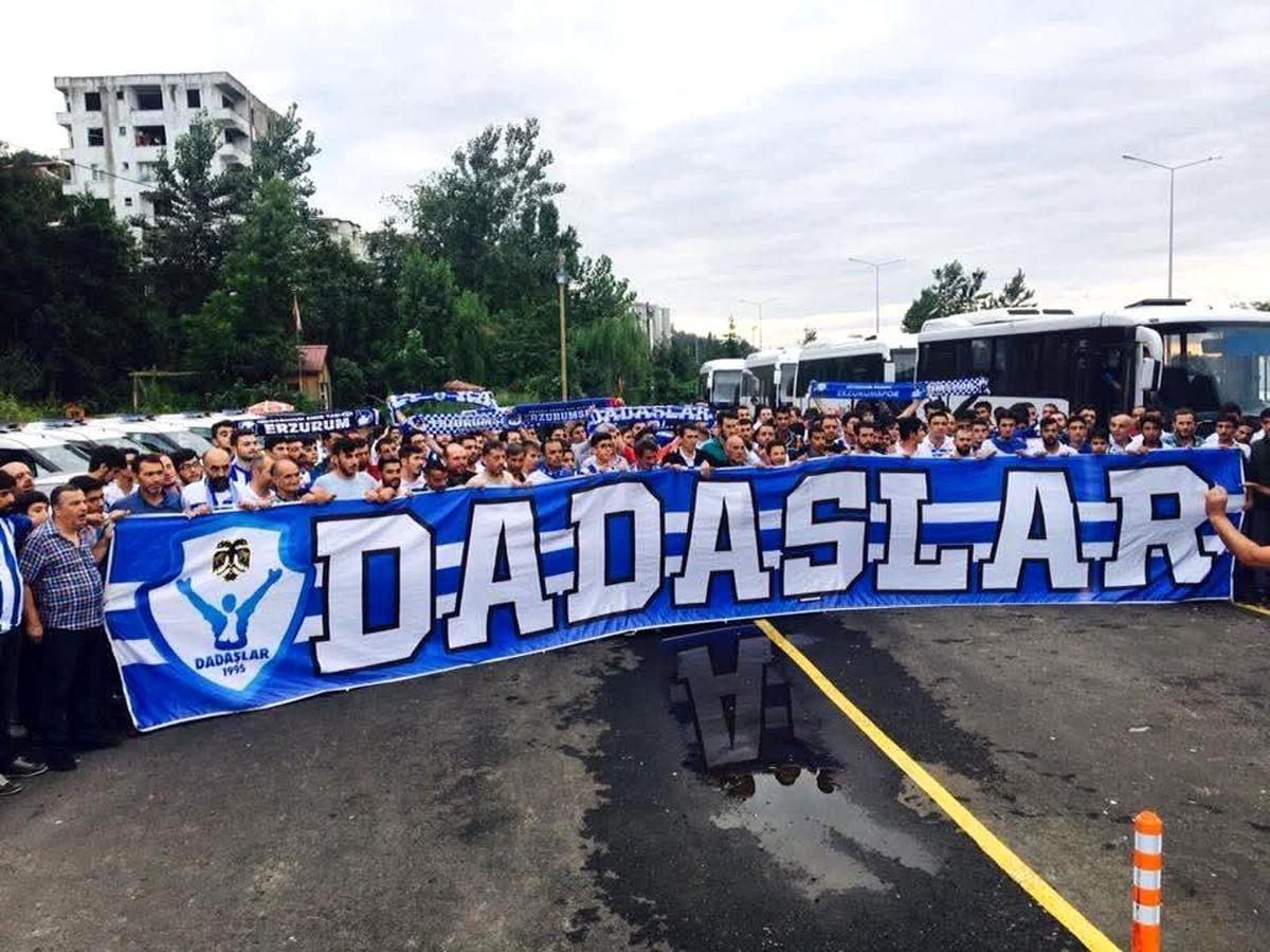 Erzurumspor taraftar grubu Dadaşlar Grubu logosu veya taraftarların stadyumdaki görüntüsü.