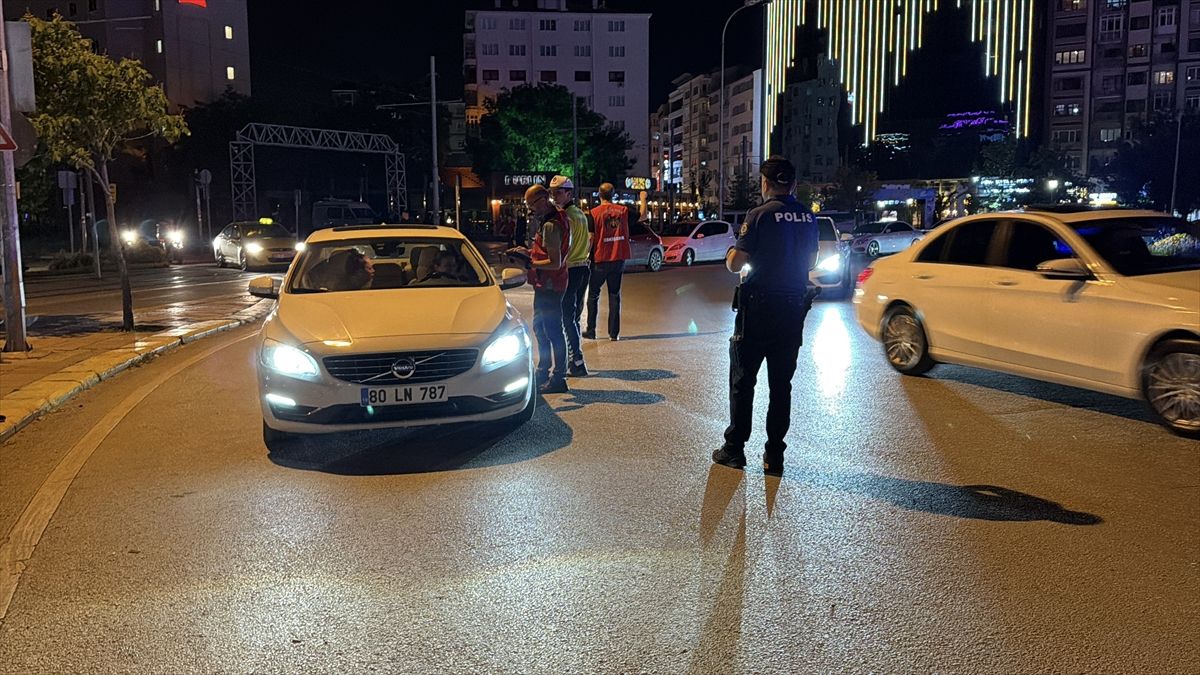 Eskişehir'de polis ekiplerinin gerçekleştirdiği asayiş ve trafik denetiminden genel bir görüntü.