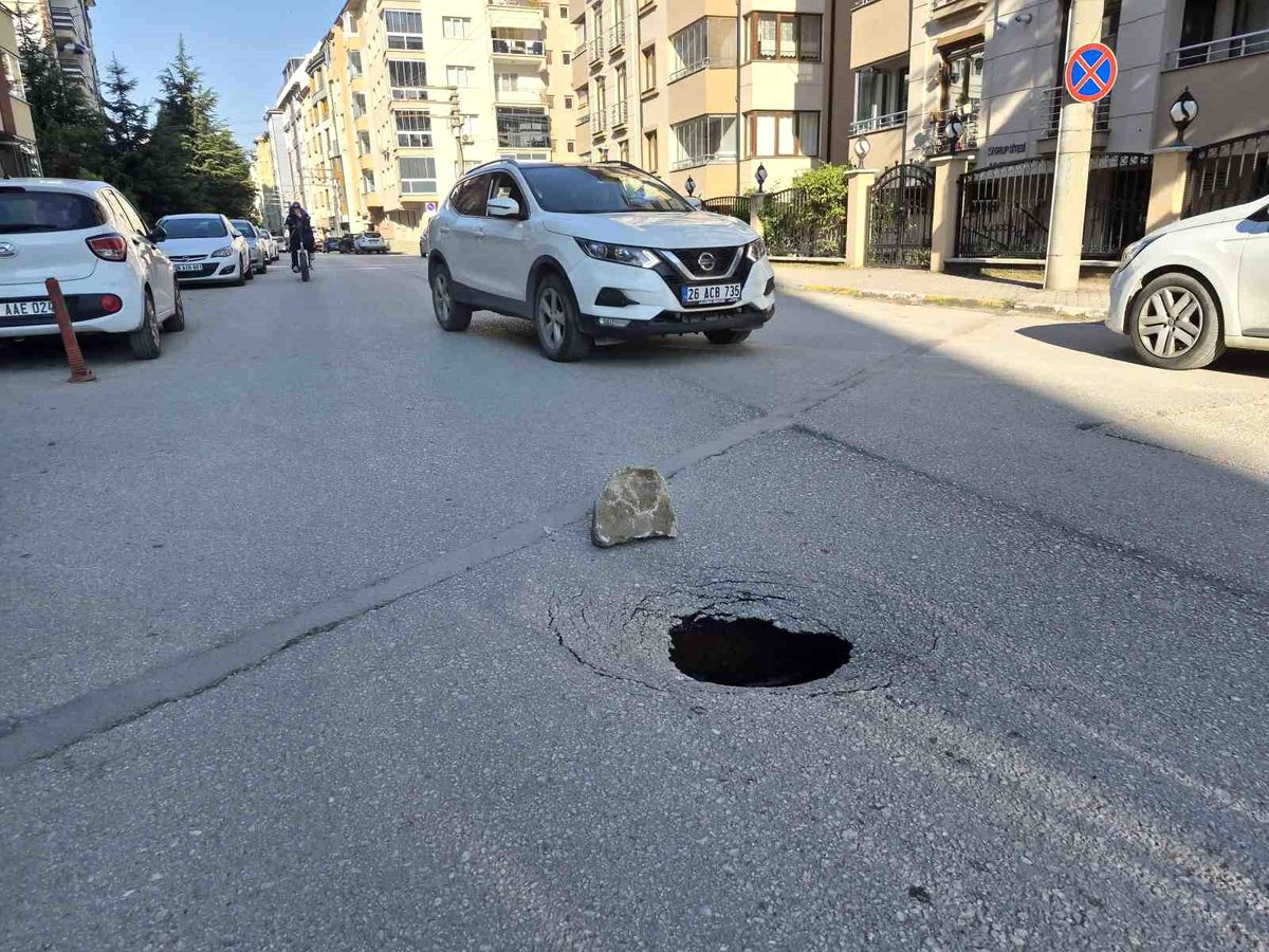Eskişehir'de yol çöktü, sürücüler zor anlar yaşadı