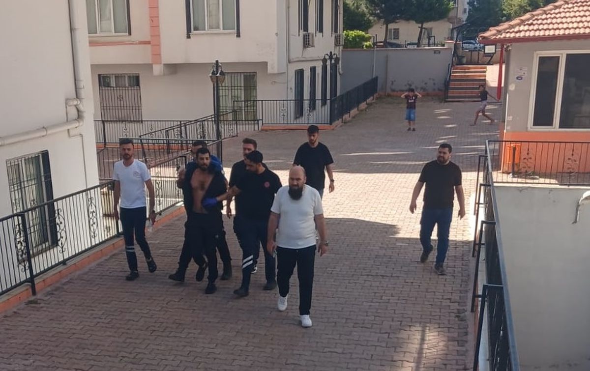 Gaziantep'te darbedilen hamile kadın ve çocukları ambulansla hastaneye götürülüyor.