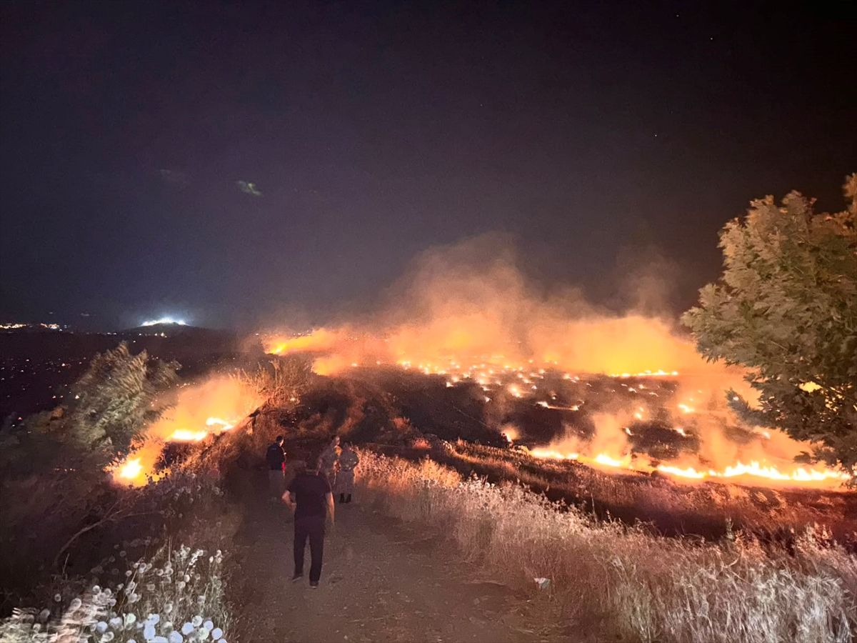Hatay'ın Kırıkhan ilçesinde zeytinliklere sıçrayan anız yangını sonrası dumanlar yükseliyor.