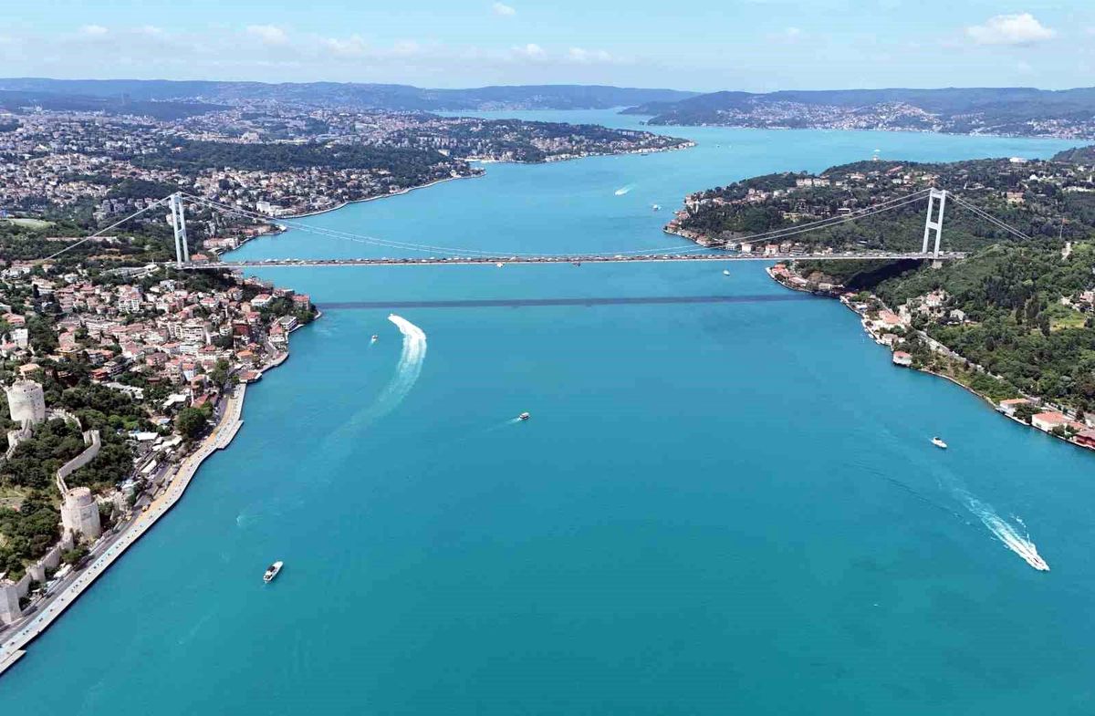 İstanbul Boğazı'nın turkuaz görünümü tabloya dönüştü