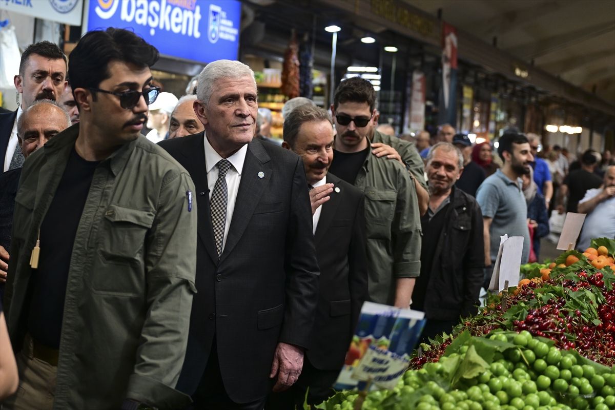 İYİ Parti Genel Başkanı Dervişoğlu, Ulus esnafını ziyaret etti