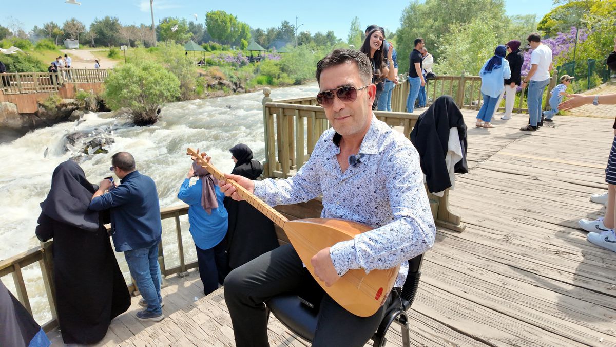 Kaçak avcılığa dikkat çekmek için bağlama çalıp, türkü okudu