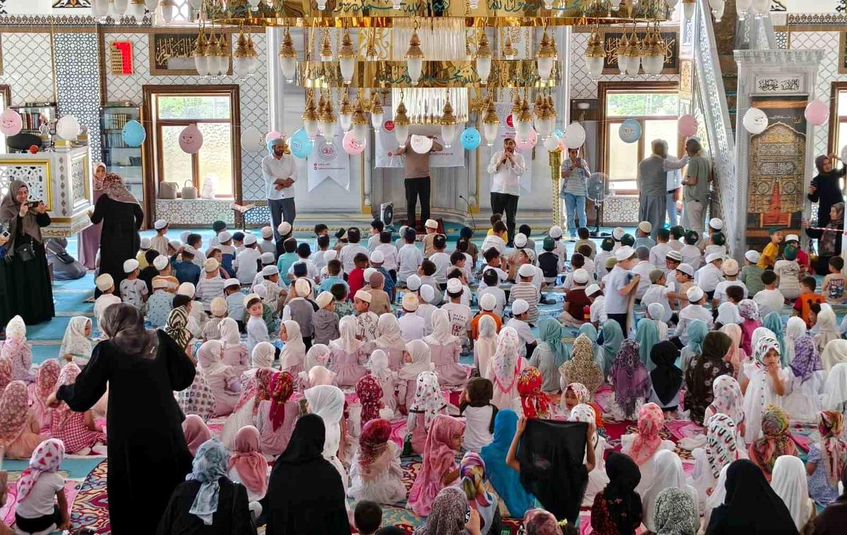 Kahta'da minikler ilk seccadeleriyle namaza durdu