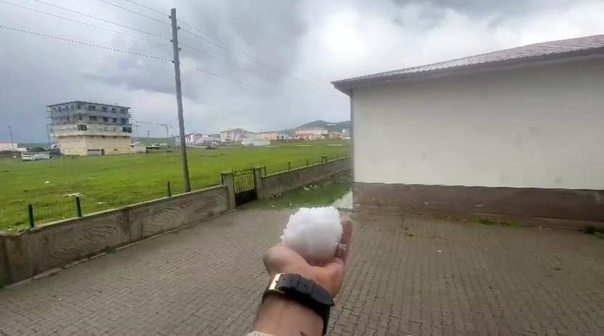 Karayazı'da ceviz büyüklüğündeki dolu şaşırttı