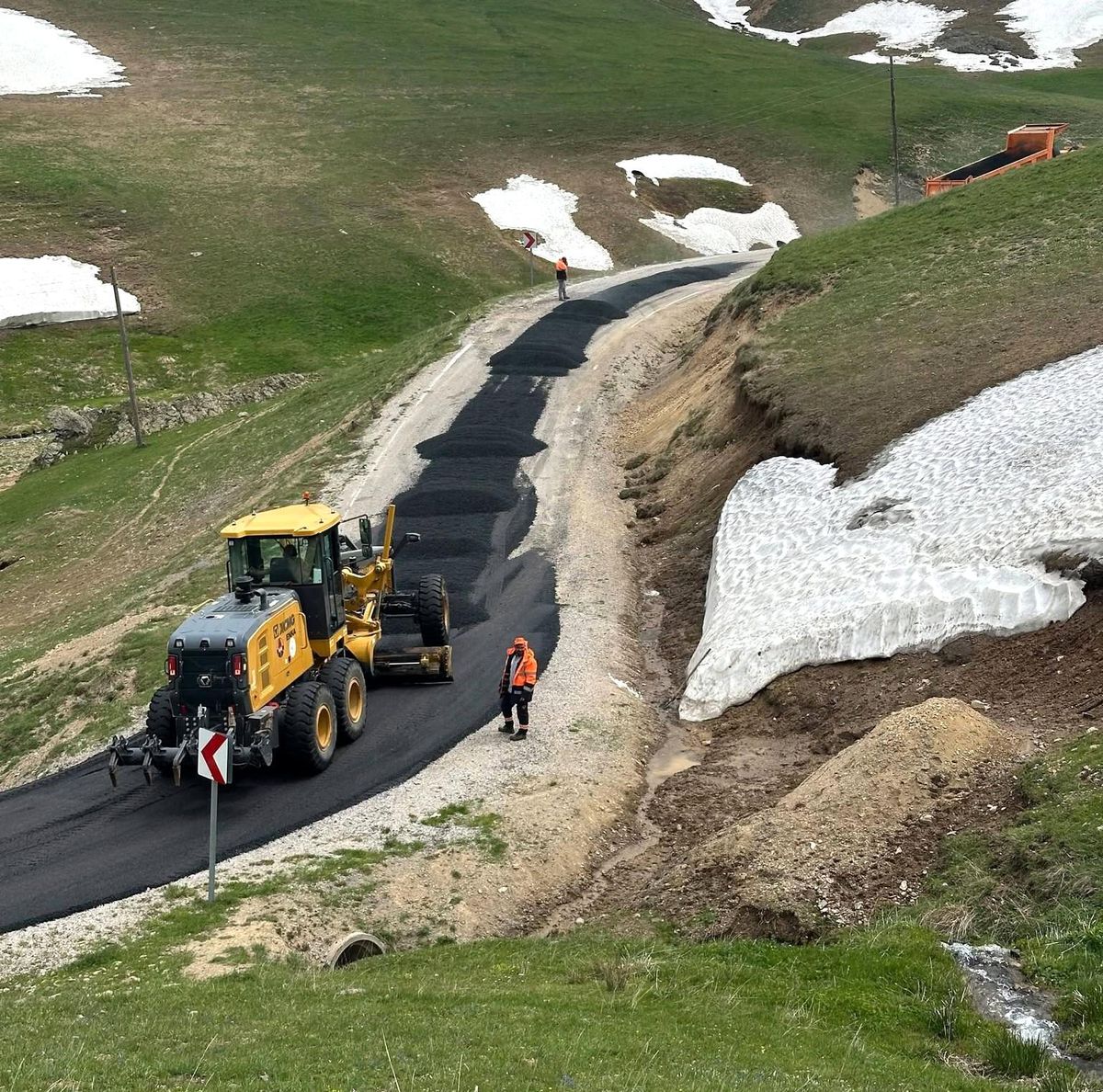 Karayolları Bayburt ekipleri Balahor yolunu asfaltlıyor