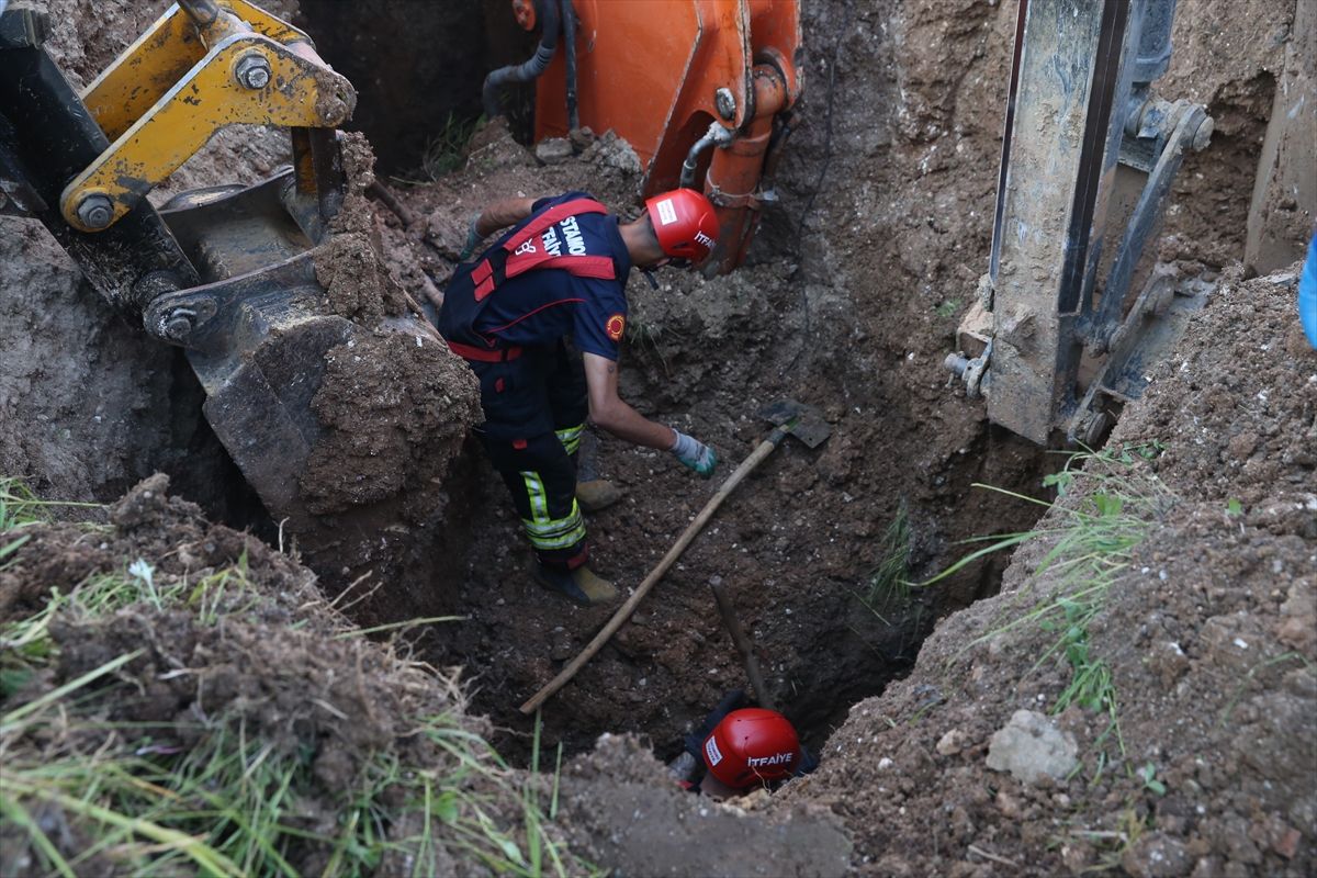 Kastamonu'da kanalizasyon çalışması sırasında toprak kayması sonucu toprak altında kalan işçiyi kurtarma çalışmaları.