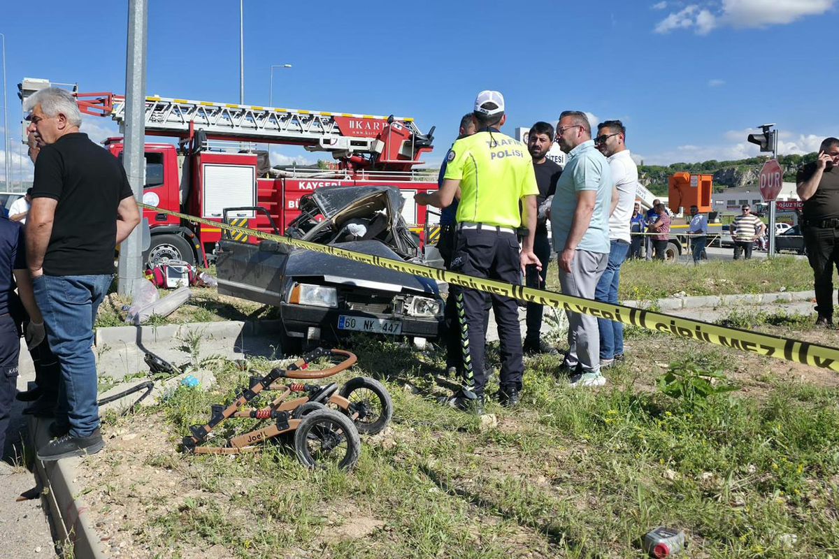 Kayseri'de iki otomobilin çarpıştığı kazada 3 kişi öldü, 5 kişi yaralandı