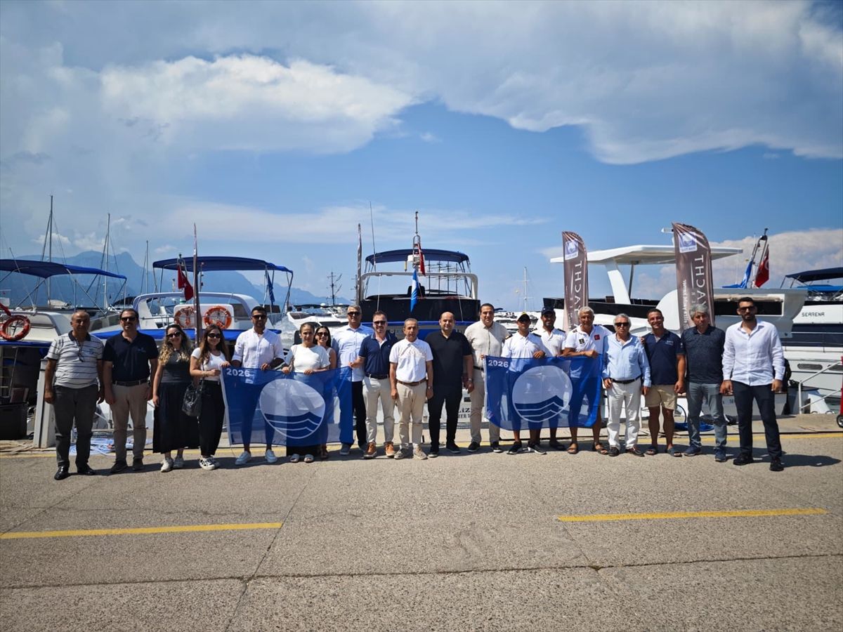Kemer'de marina ve 5 yatta Mavi Bayrak dalgalanmaya başladı