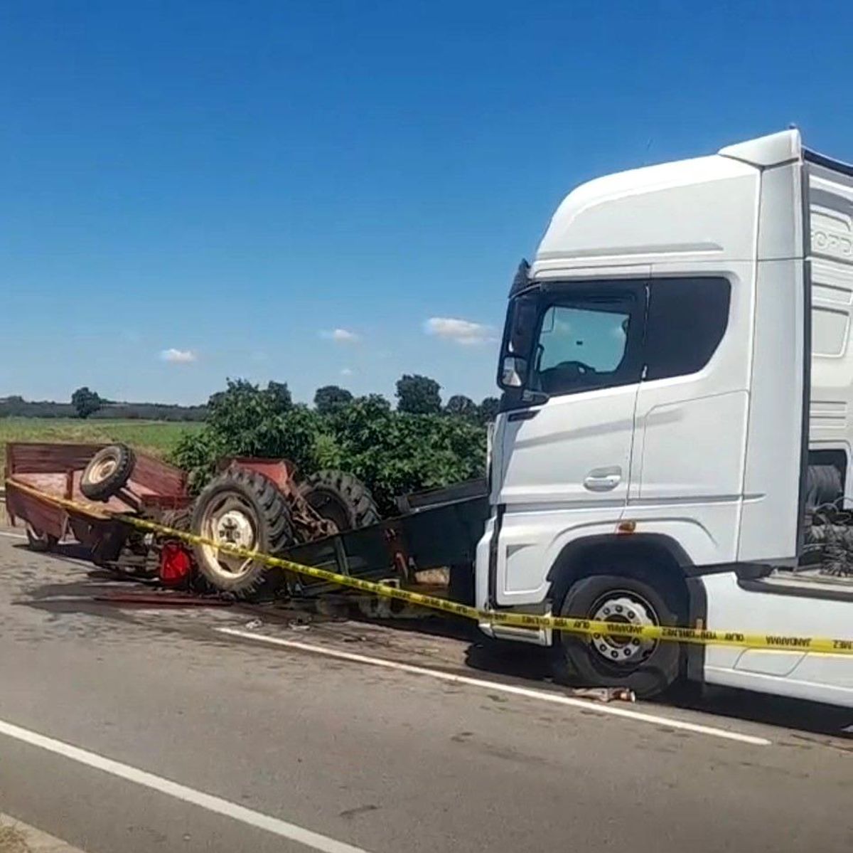 Kırklareli'nde tırın çarptığı traktörün sürücüsü hayatını ka