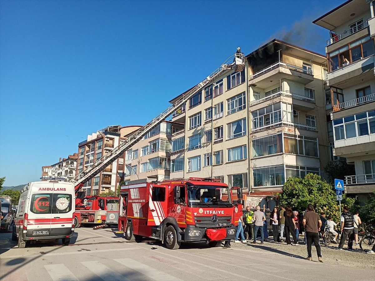 Kocaeli'de apartmanda çıkan yangında mahsur kalan anne ve ço
