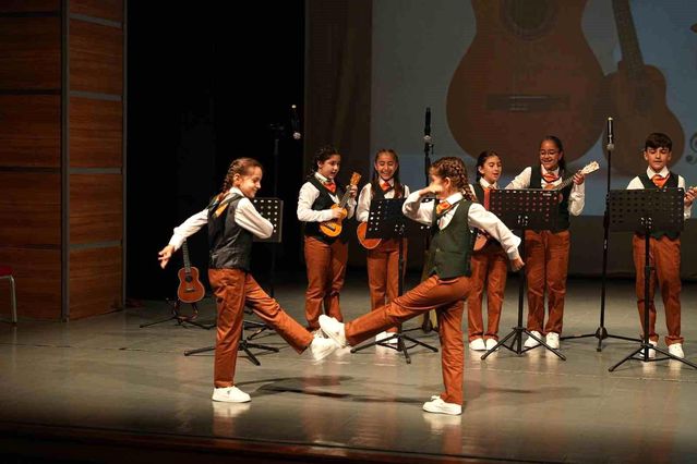 Konservatuvar öğrencileri hem çaldı hem oynadı
