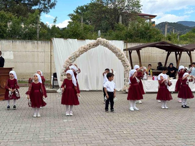 Kur'an kursu öğrencilerinin hazırladığı programa yoğun ilgi
