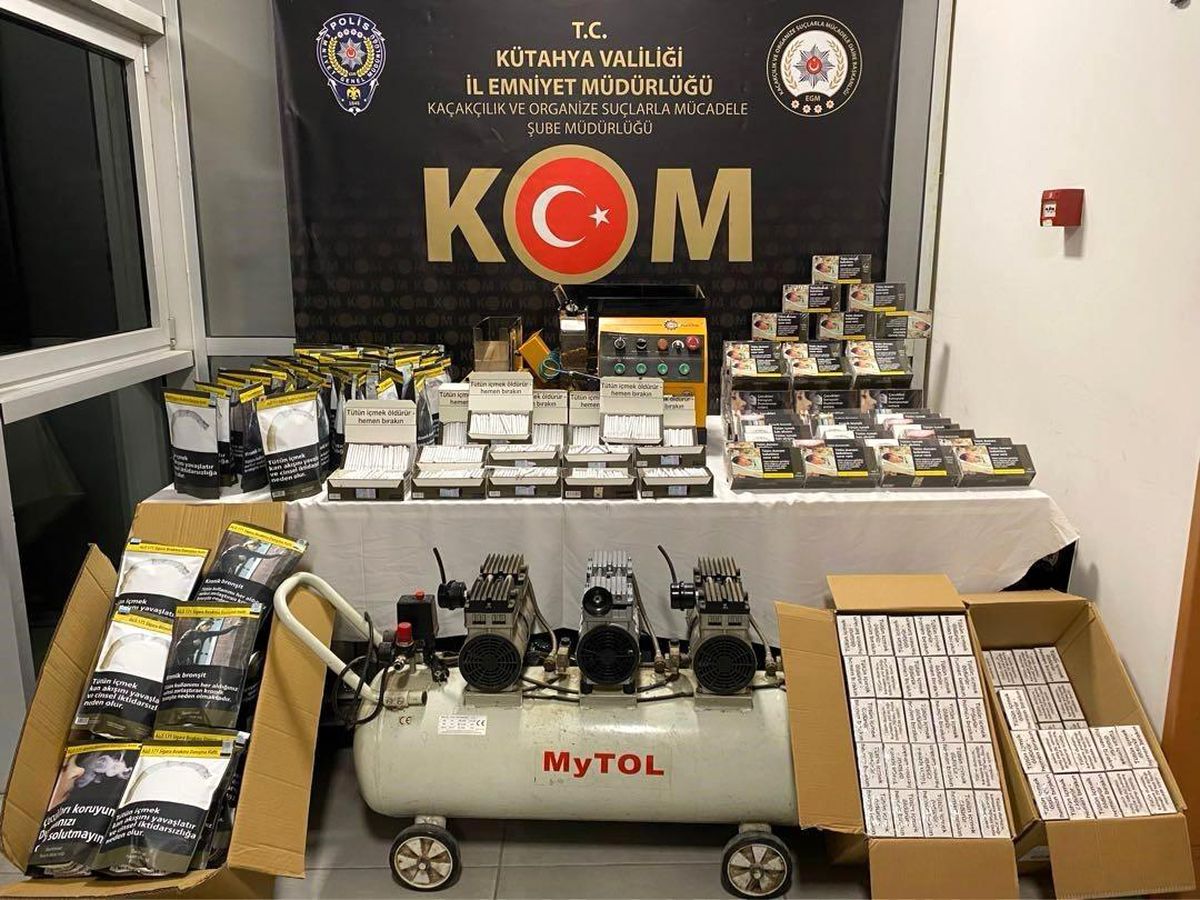Kütahya'da kaçakçılığa darbe, binlerce makaron ve kaçak telefon ele geçirildi